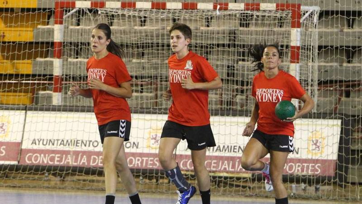 Cristina González, Alicia Cembranos y Raquel Caño, en un entrenamiento del Cleba