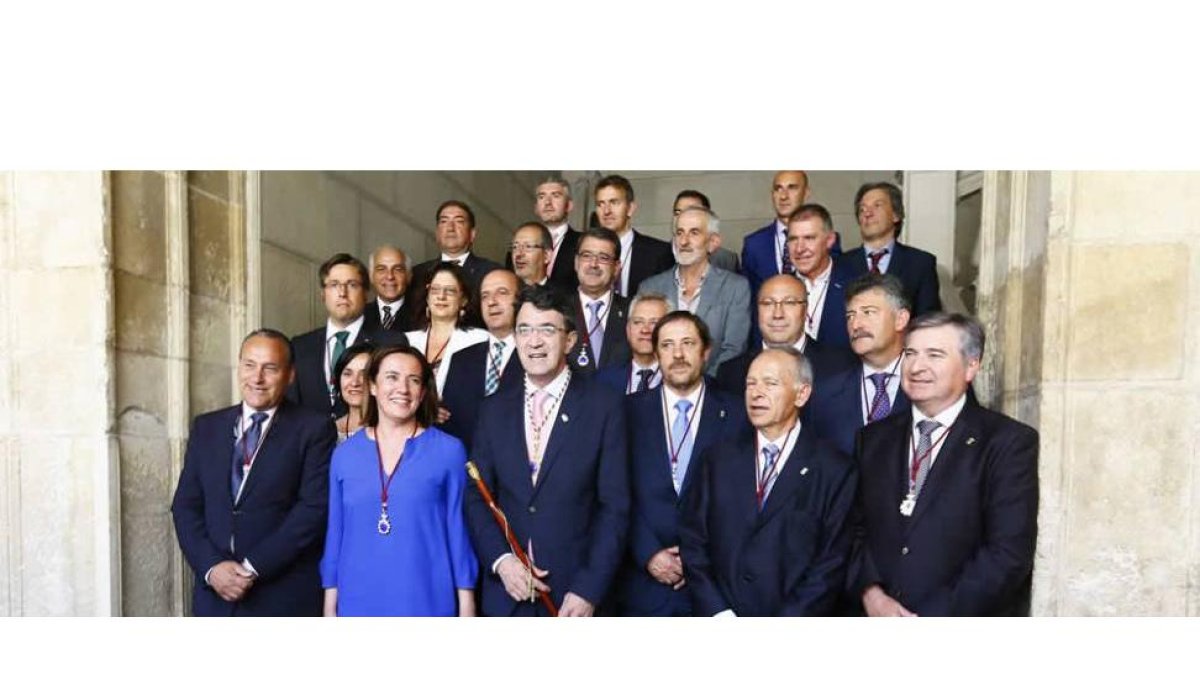 Imagen de familia de la nueva corporación provincial al completo.