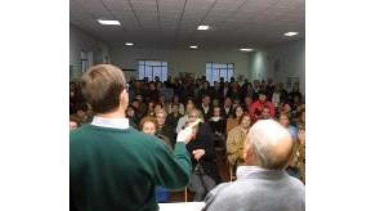 Los afectados por la concentración en Columbrianos, reunidos