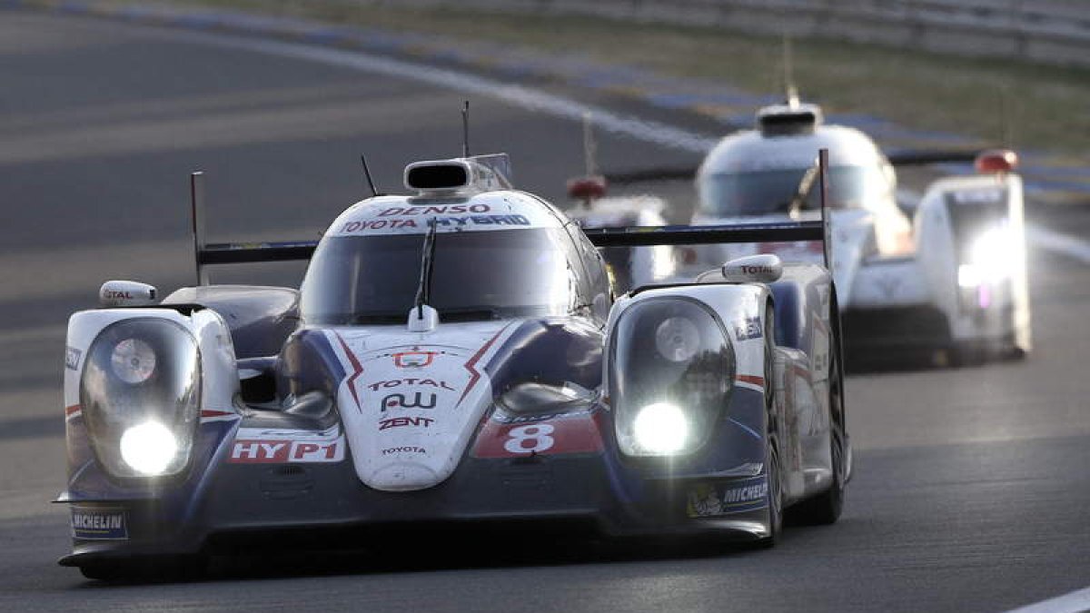 Fassler, Lotterer y Treluyer (Audi) levantan el trofeo como vencedores en Le Mans.