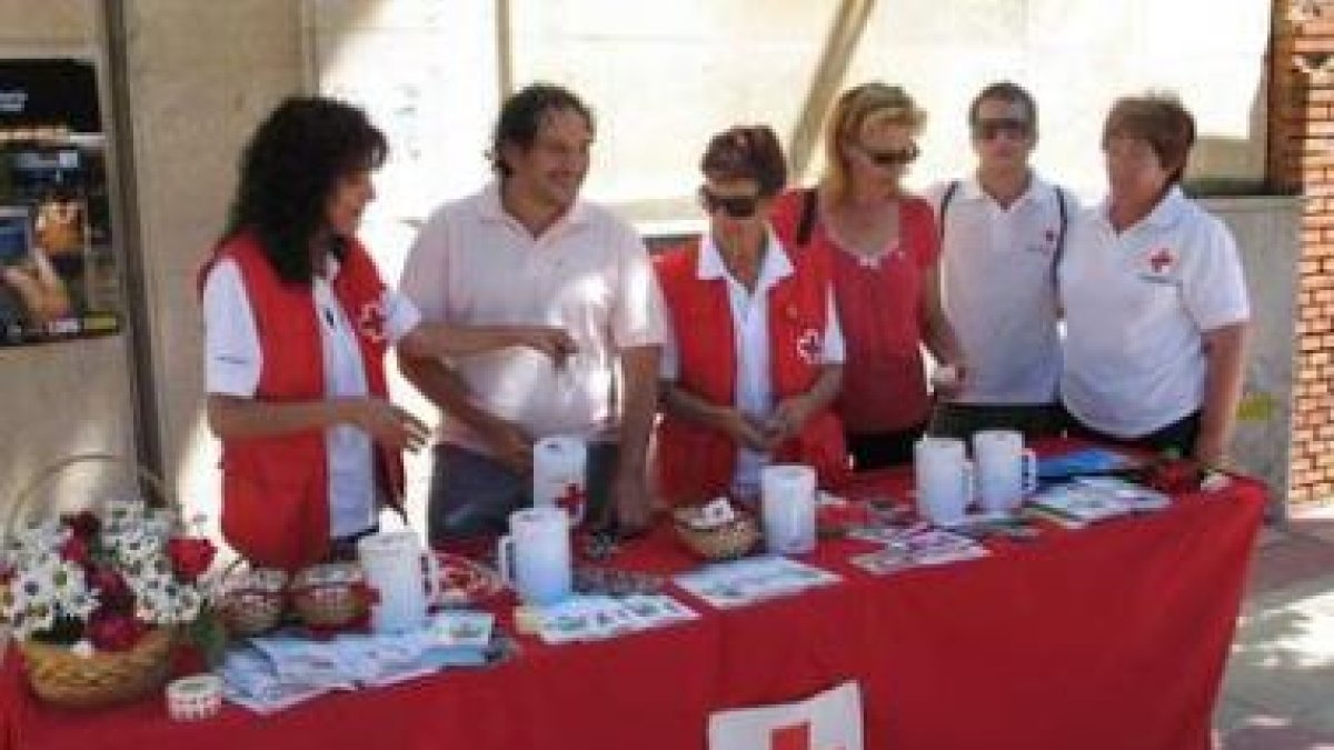 Javier Arias entrega a Cruz Roja de Cistierna una aportación municipal.