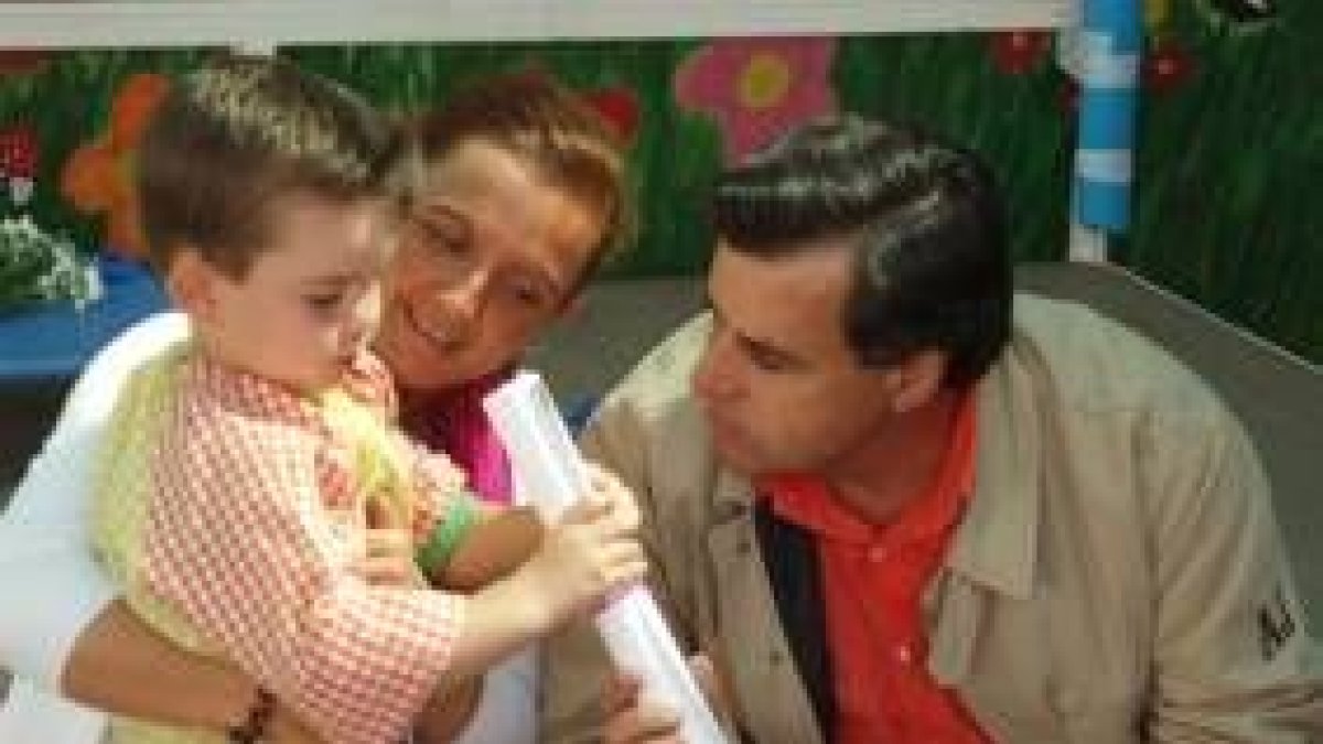 García Bayón entrega un diploma a uno de los pequeños
