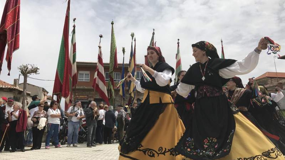 Las enseñas abrazan los bailes tradicionales en el recinto ferial. A. VALENCIA