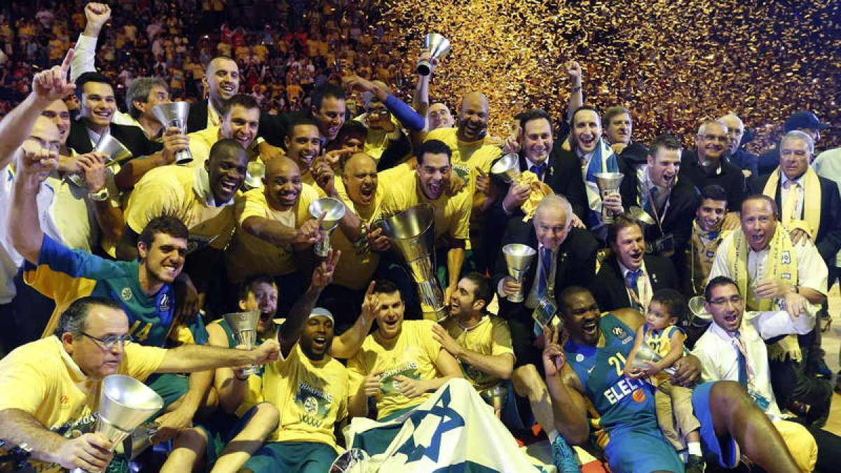 Los jugadores del Maccabi celebran el título con el trofeo tras ganar la final de la Euroliga.