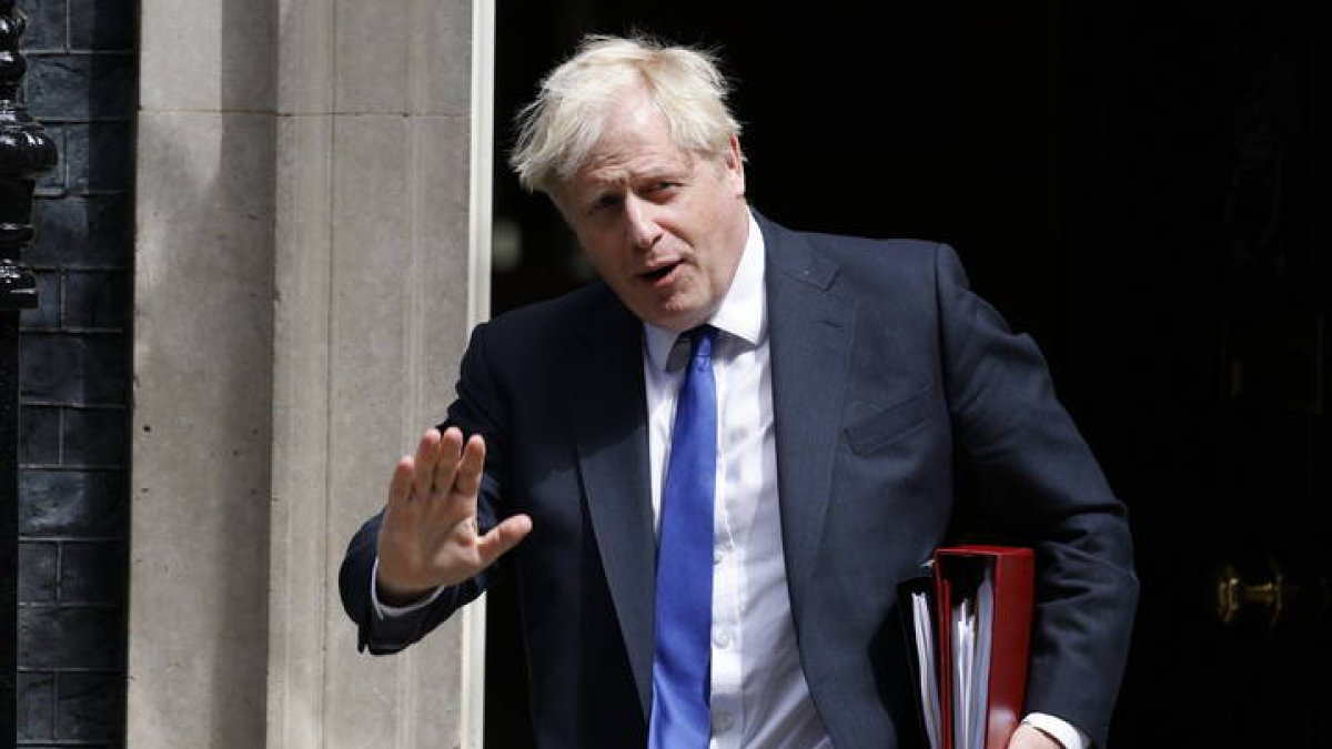 El primer ministro británico Boris Johnson sale del número 10 de Dowing Street TOLGA AKMEN