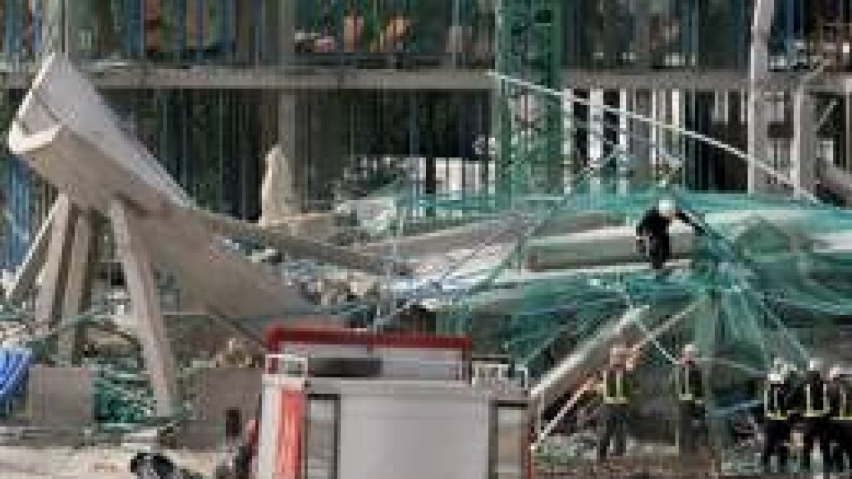 Los bomberos analizan el estado en el que quedó el edificio