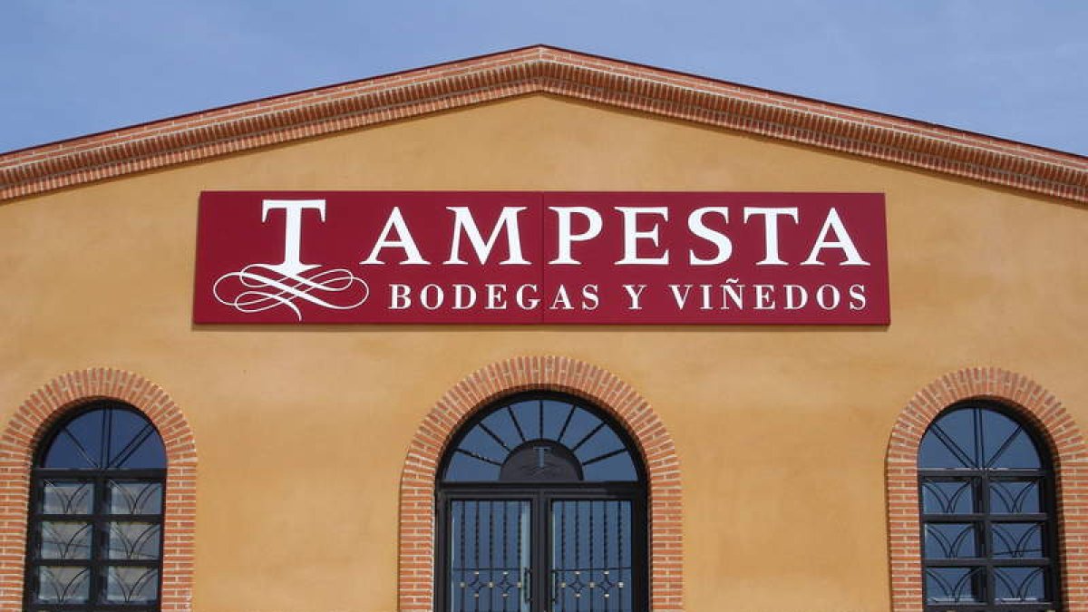 Fachada de la bodega de Tampesta, quese encuentraprácticamente integrada enel casco urbanode Valdevimbre, en una zonade bodegas tradicionales.