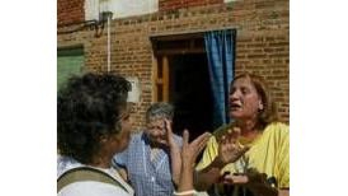 Begoña Díez (a la izquierda) discute con una de sus hermanas