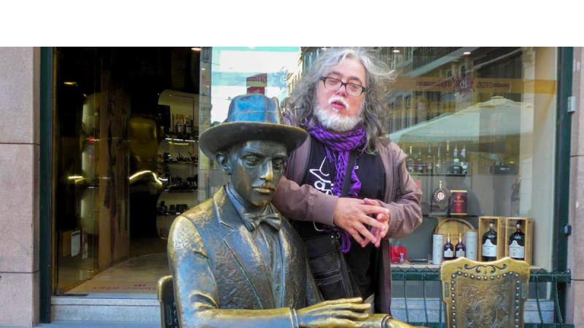 El escritor Manuel Moya, biógrafo de Pessoa
