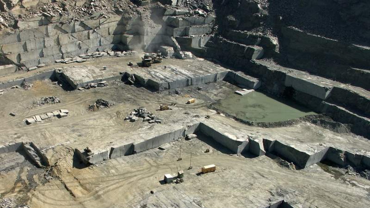 La cantera pizarrera de Carpisa cuenta con 70 trabajadores que podrían quedar en la calle y ahondar en la crisis económica comarcal. BARREDO