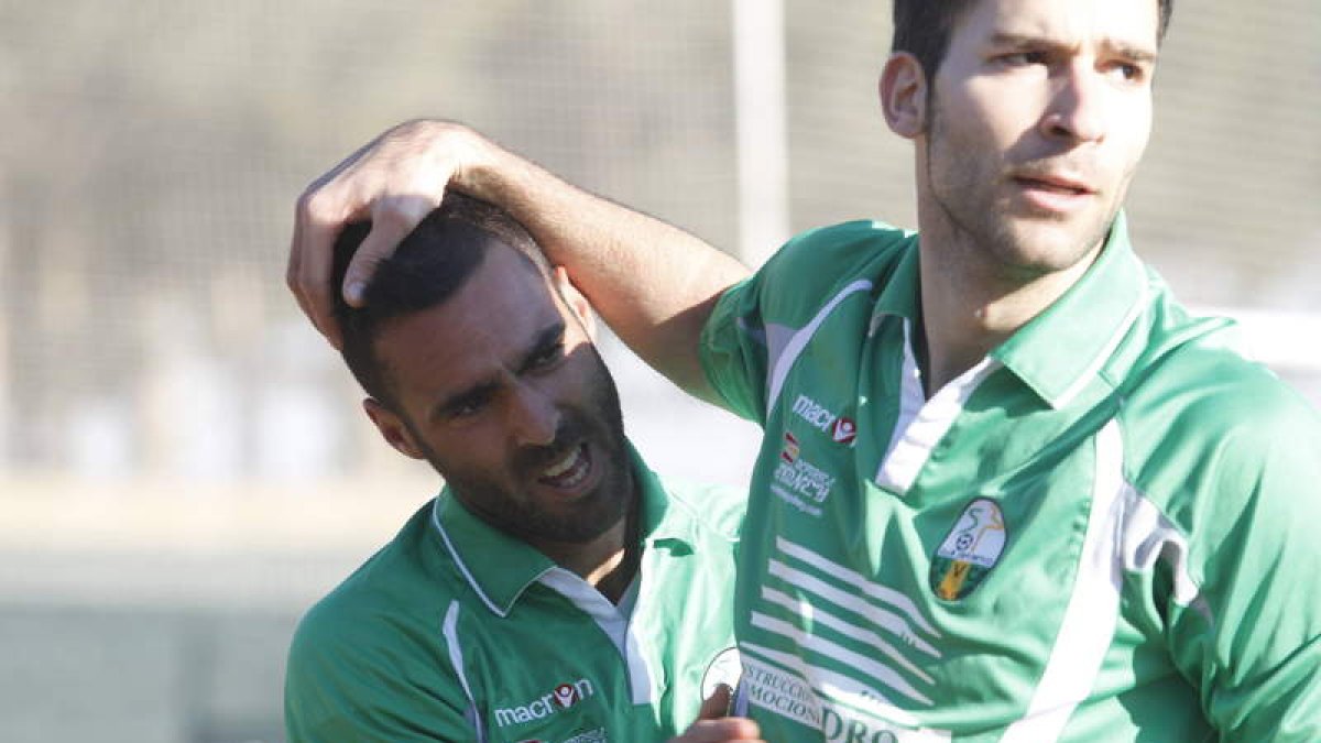 Rueda, a la derecha, felicita a Ramírez tras la consecución del tercer gol virginiano.