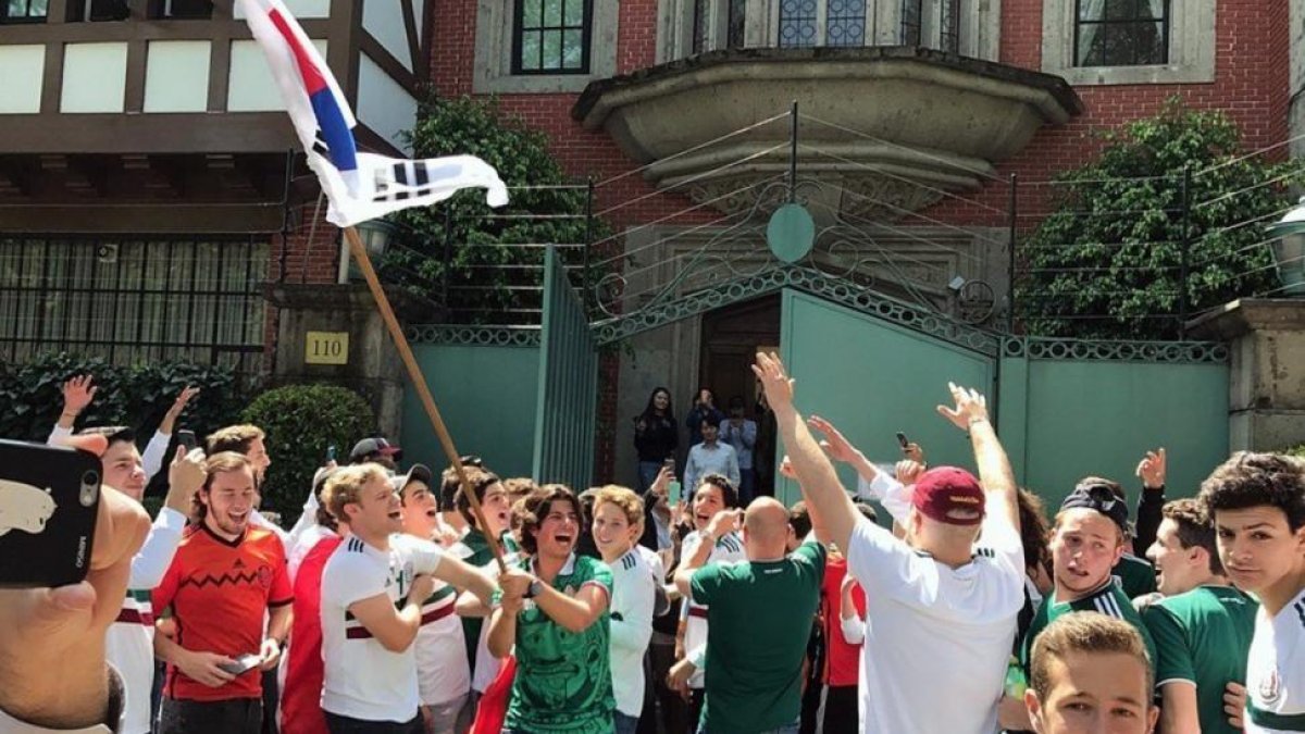 Aficionados mexicanos ante la Embajada Coreana.