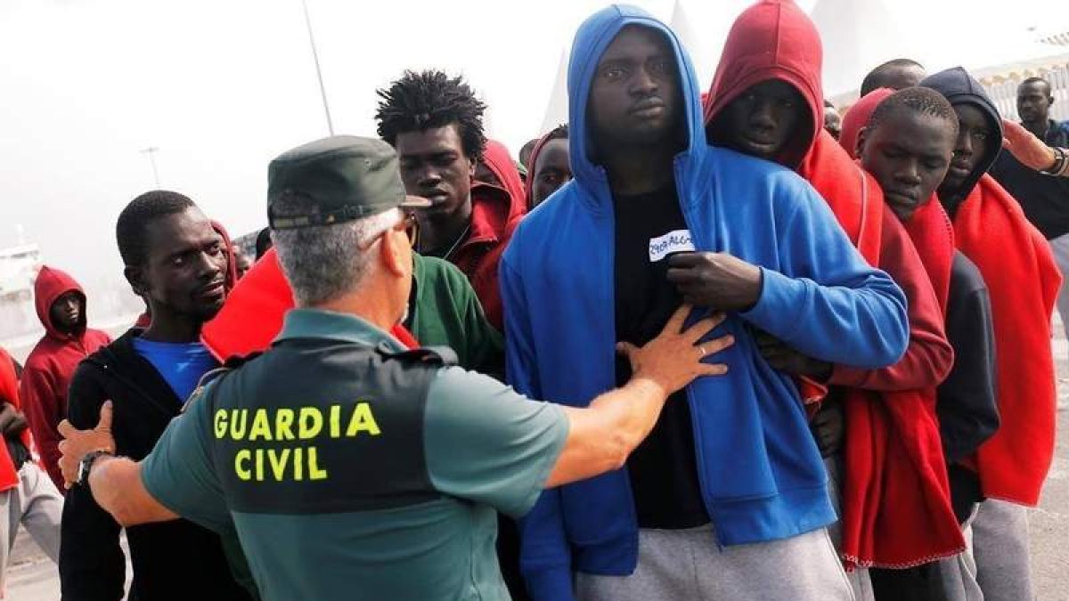 Foto de archivo de un grupo de inmigrantes llegados en patera al puerto de Algeciras. ULE