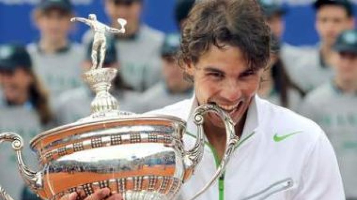 Rafael Nadal muerde el trofeo que le acredita como vencedor del Conde de Godó.