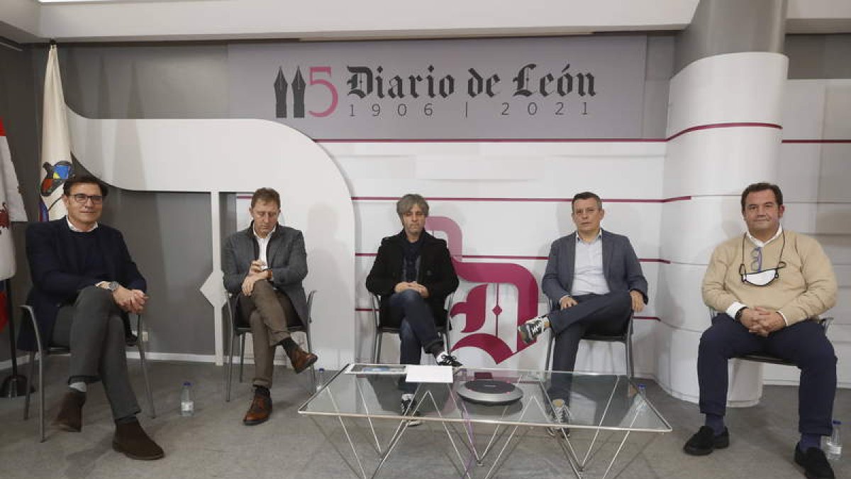 Pepe Alija, Tomás Castro, el moderador, Javier Lastra y Juan Dopico, ayer durante el acto. RAMIRO