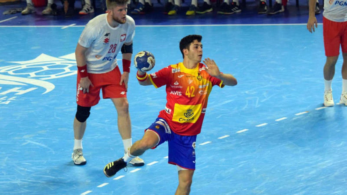 Jaime Fernández, extremo del Ademar, lanza un siete metros con la selección española. RFEBM