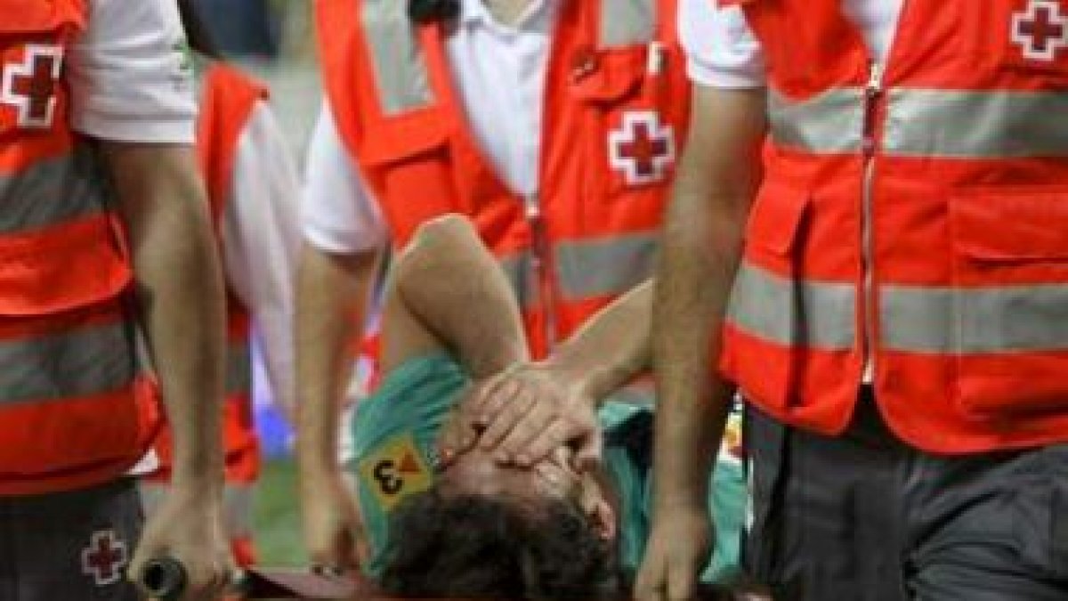 La Cruz Roja saca del campo en camilla a Messi tras la fuerte entrada de Ujfalusi.