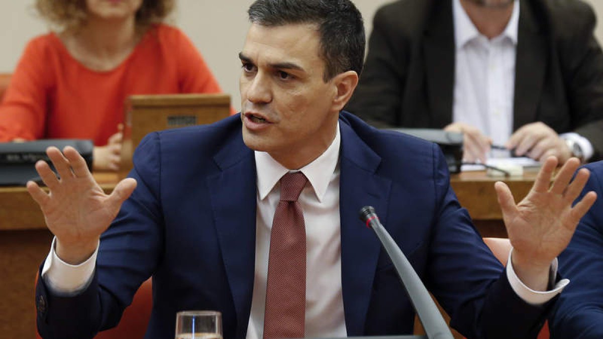 Sánchez, en la reunión de su grupo parlamentario en el Congreso. SERGIO BARRENECHEA