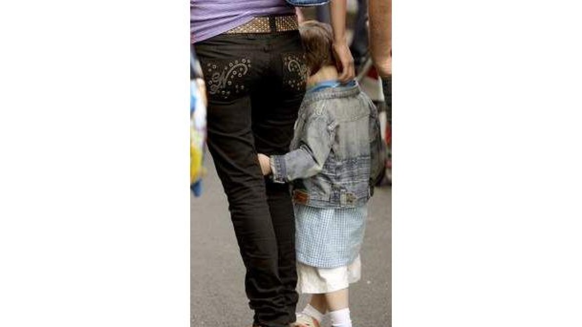Imagen de un niño agarrando a su madre.