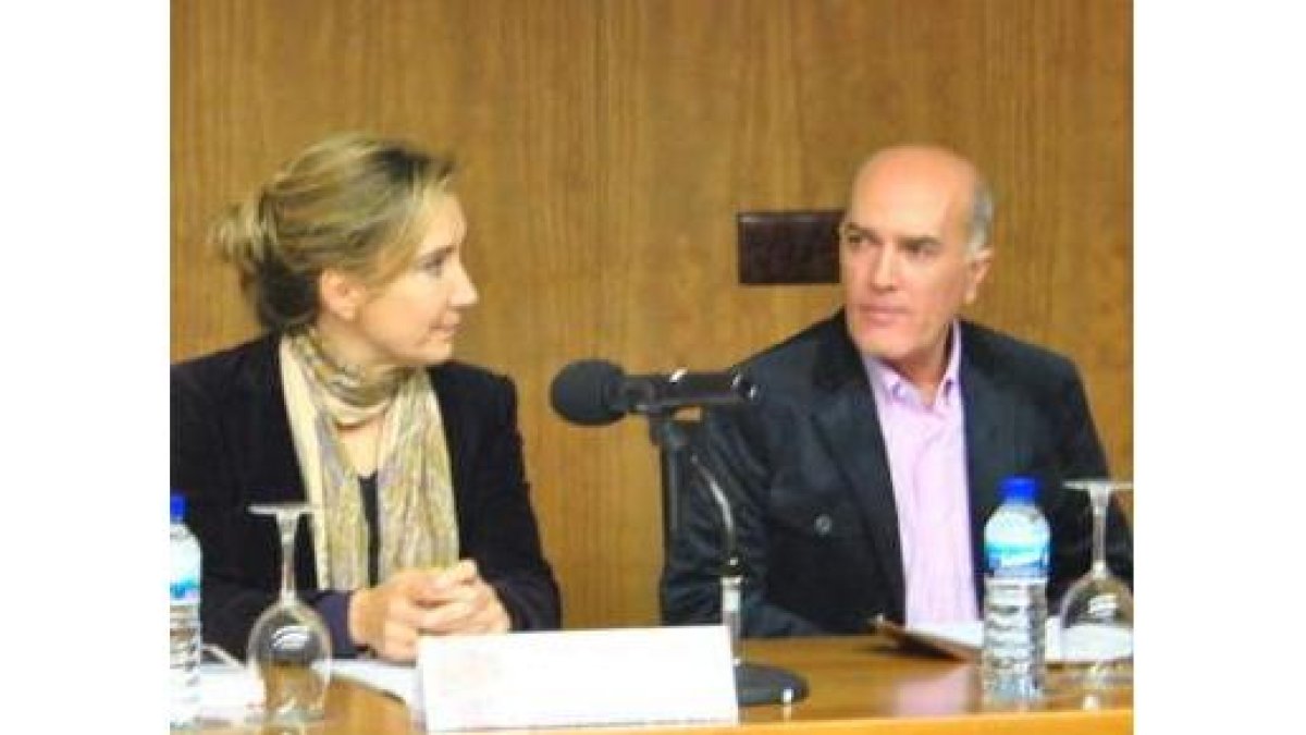 Bello, con Victoria Seco en una presentación anterior.