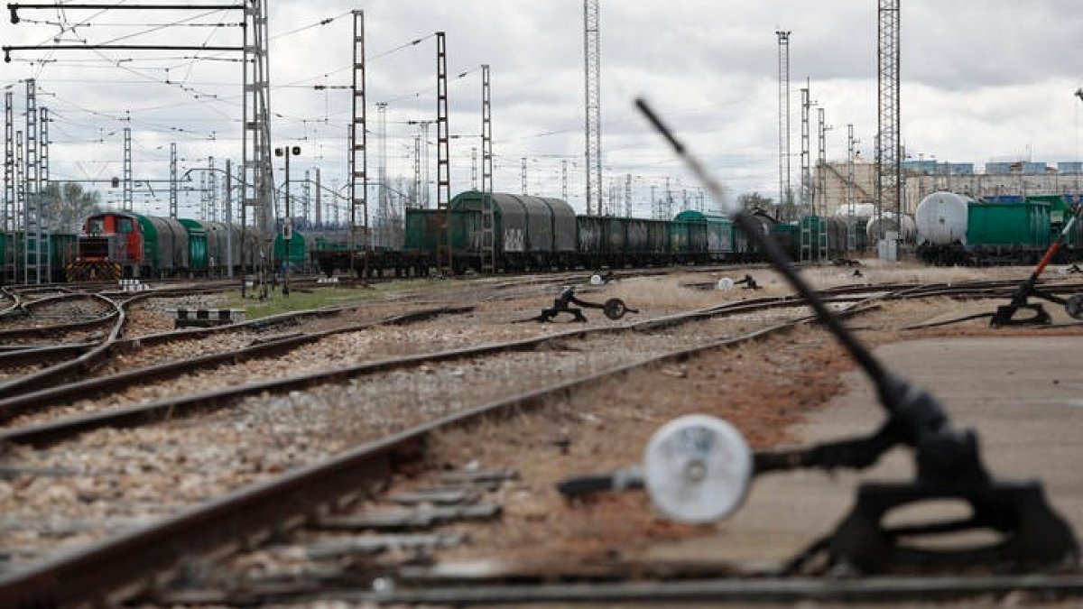 Convoyes de mercancias en la playa ferroviaria del acceso sur a la capital leonesa. JESÚS F. SALVADORES