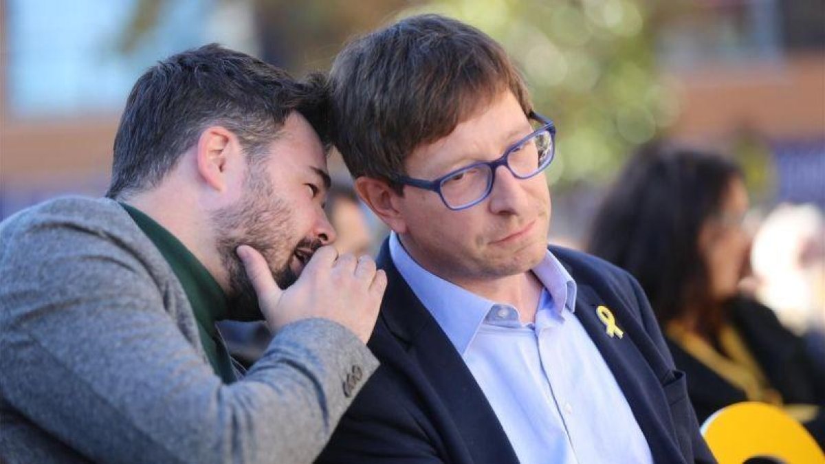 Gabriel Rufián y Carles Mundó en el mitin de ERC este sábado en Vilanova i la Geltrú (Barcelona).