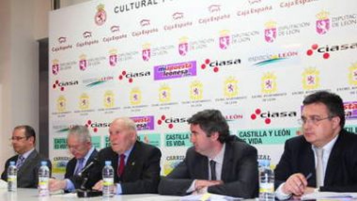 Domingo Cueto y García de Celis, segundo y tercero por izquierda, en la asamblea de Profutle.