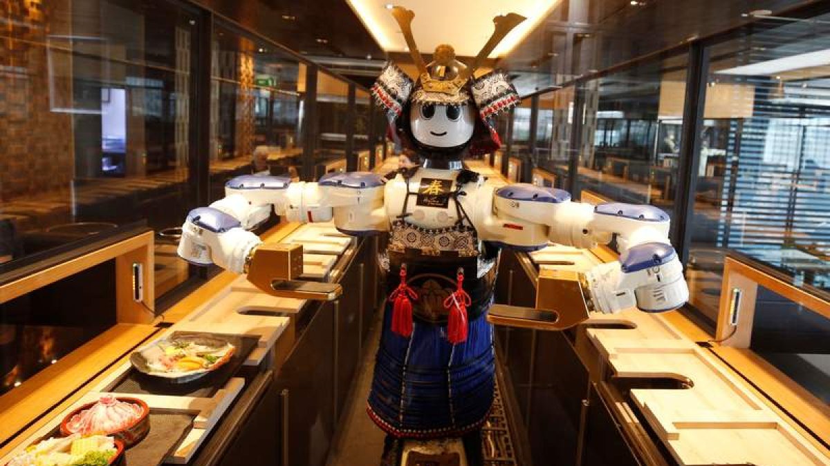 Un robot sirve los menús en un restaurante de comida japonesa en Bangkok en plena tercera ola. NARONG SANGNAK