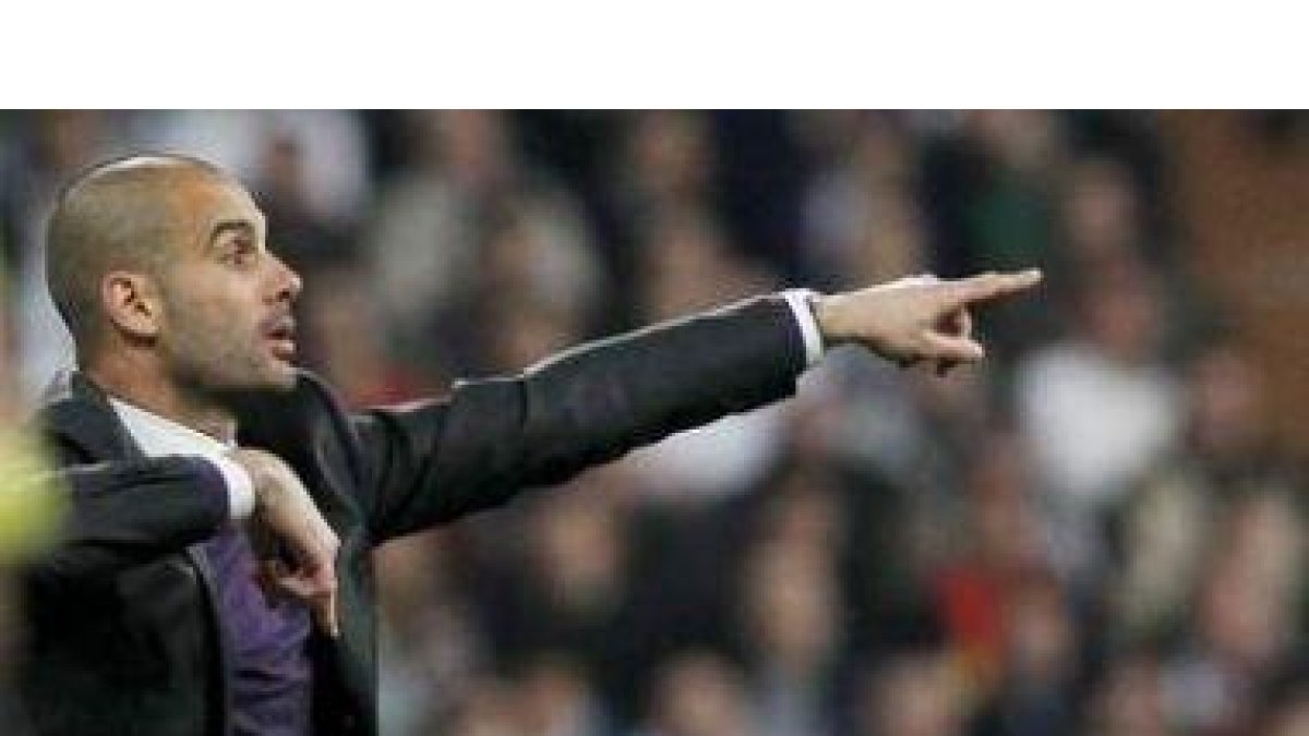 Pep Guardiola da instrucciones a sus jugadores durante el partido frente al Inter en Milán.