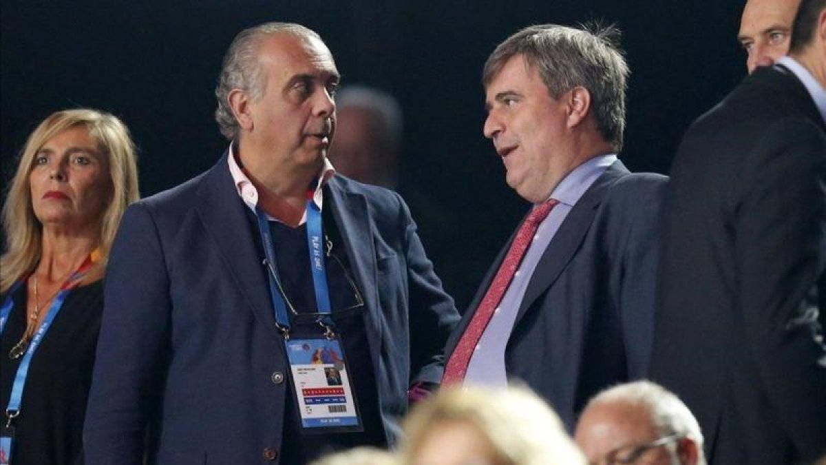 Sáez (izquierda) con el exresponsable del CSD, Miguel Cardenal.