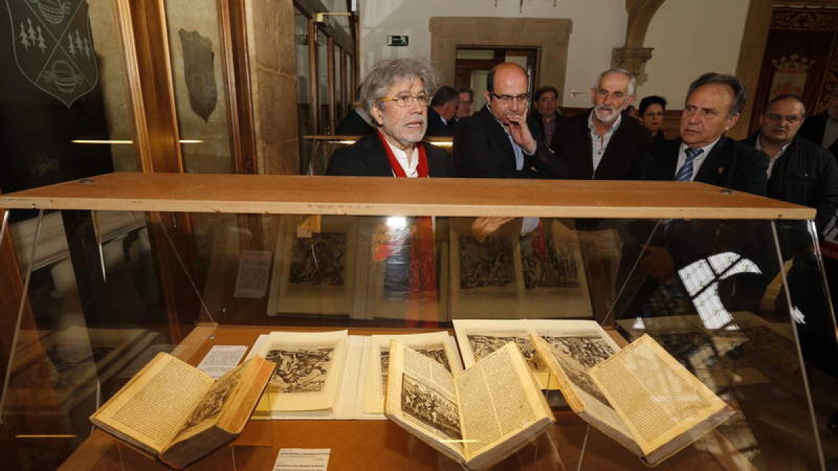 Luis Carnicero, explicando las características de una muestra que podrá verse hasta el último día de mayo. RAMIRO