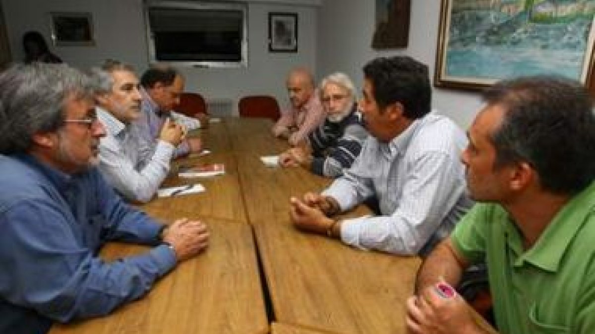 González, Llamazares y Fernández, frente a los representantes de los trabajadores.