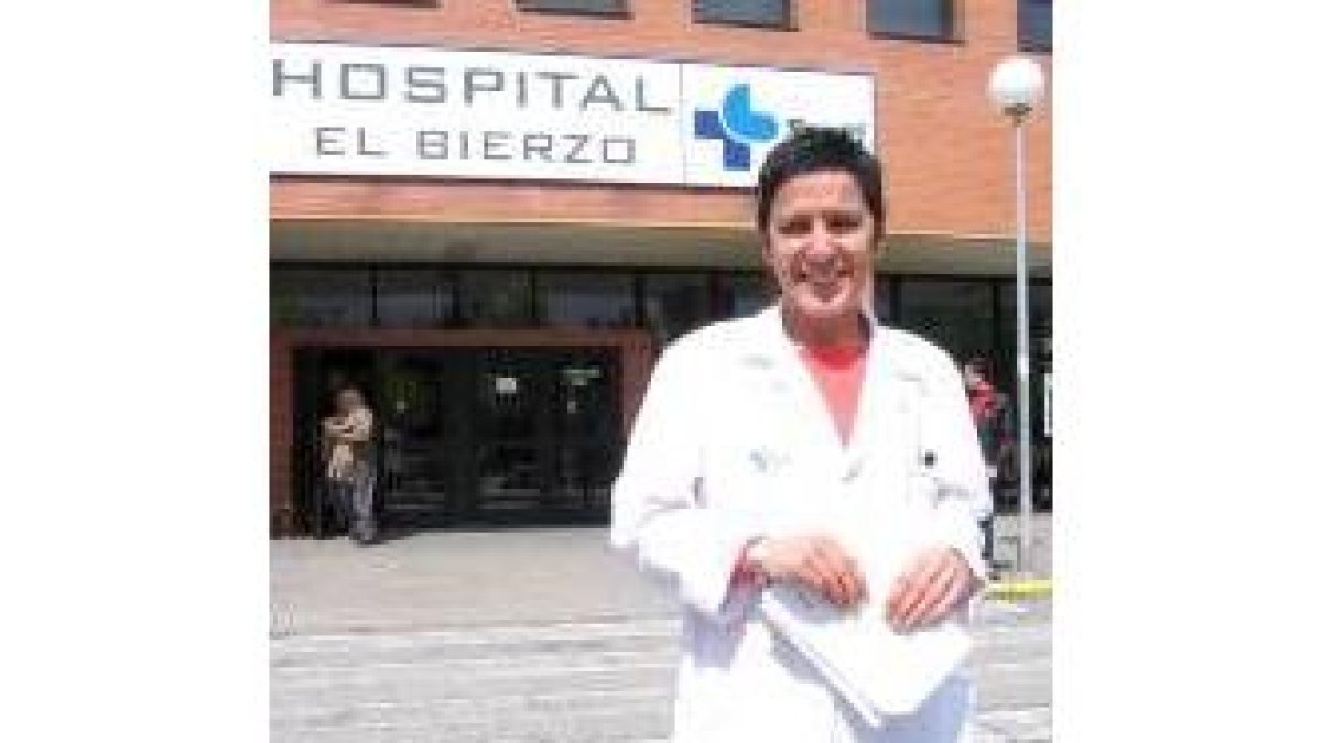 La presidenta de la Junta de Personal posa a la entrada del complejo asistencial del Bierzo
