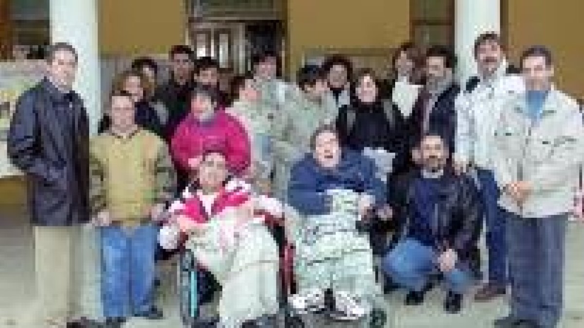 El grupo de discapacitados que «puso nota» ayer a Sahagún, en la puerta del Ayuntamiento
