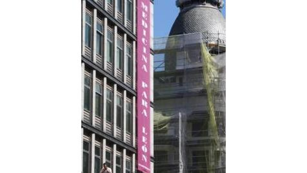 La pancarta cuelga desde ayer de la fachada del consistorio