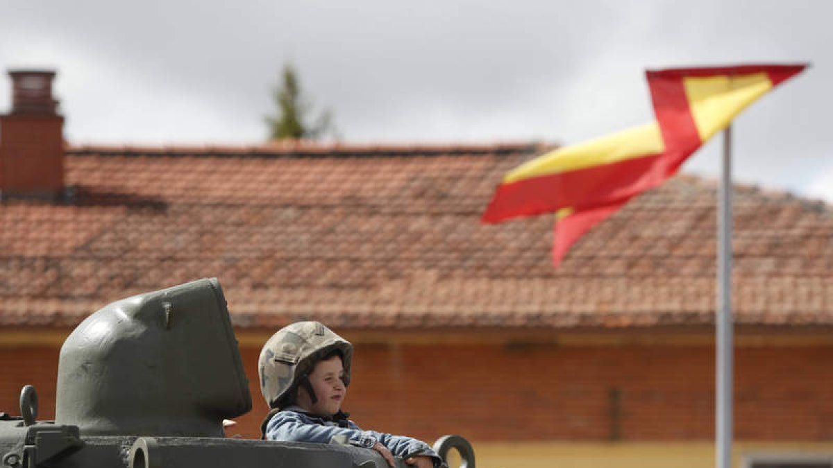 Los más pequeños disfrutaron subiéndose a los grandes vehículos del Ejército. JESÚS F. SALVADORES