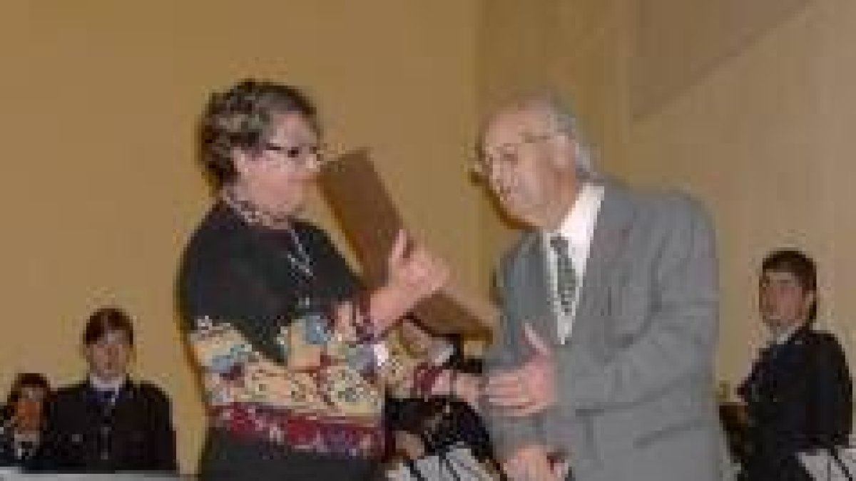 La alcaldesa entrega a Segio García Aller una placa en su homenaje