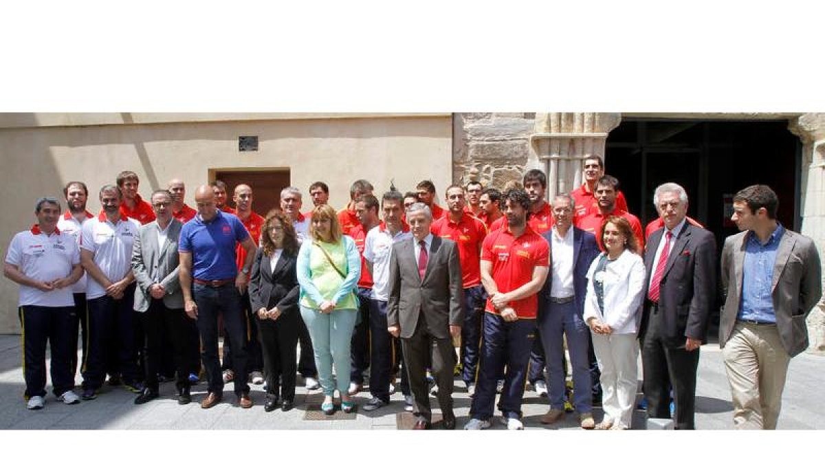 La selección española de balonmano formó a las puertas del palacio del Conde Luna junto con los representantes municipales leoneses.
