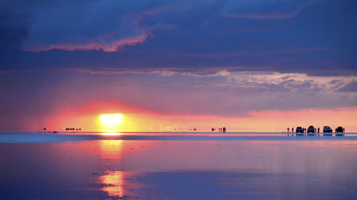 Ver un atardecer en el salar es una de esas imágenes que se quedan grabadas en la retina. FLECHA