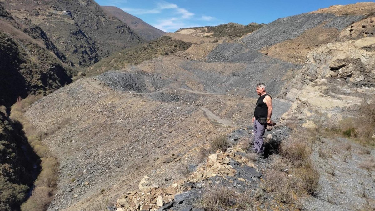Imágenes de la enorme escombrera que dejó en el río Cabrera a su paso por Odollo la empresa berciana Pizarras Expiz antes de quebrar. El aval de 303.000 euros que dejó es insuficiente y la Junta estima que son necesarios entre 5,5 y 7,5 millones de euros. El agua embalsada ha dejado sin puentes a Odollo.