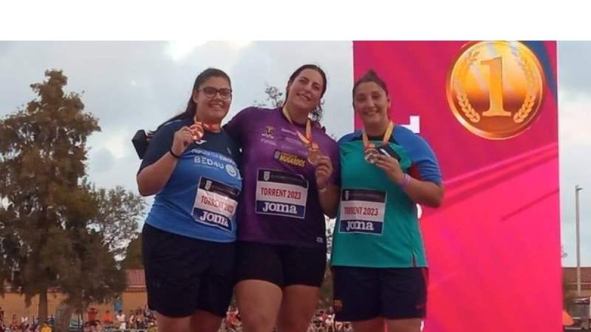 Mónica Borraz, a la derecha, con su medalla de bronce en el podio del Nacional. RFEA/MIGUÉLEZ