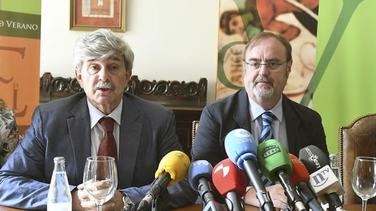 El consejero de Educación, Fernando Rey, acompañado por el rector de la ULE, Juan Francisco García Marín.