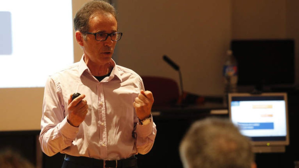 El catedrático de Ingeniería de Sistemas y Automática de la Universidad de León, Miguel Alonso, ofreció ayer una charla sobre Vebor. RAMIRO