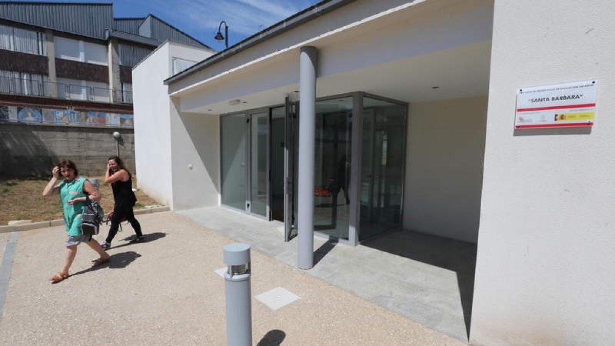 Entrada principal de la nueva guardería de Fabero que hoy comienza a funcionar.