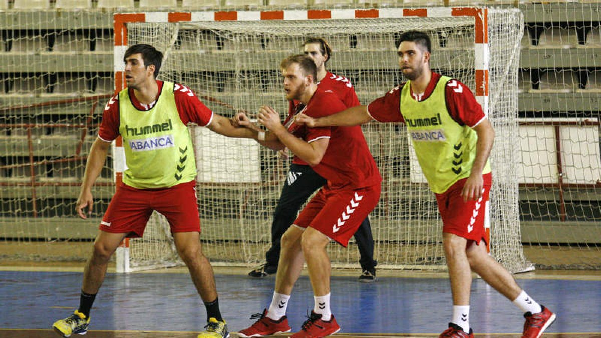 Diego Piñeiro junto con Juanjo, Leo Santos y Biosca durante un entrenamiento del Abanca Ademar en el Palacio. FERNANDO OTERO PERANDONES