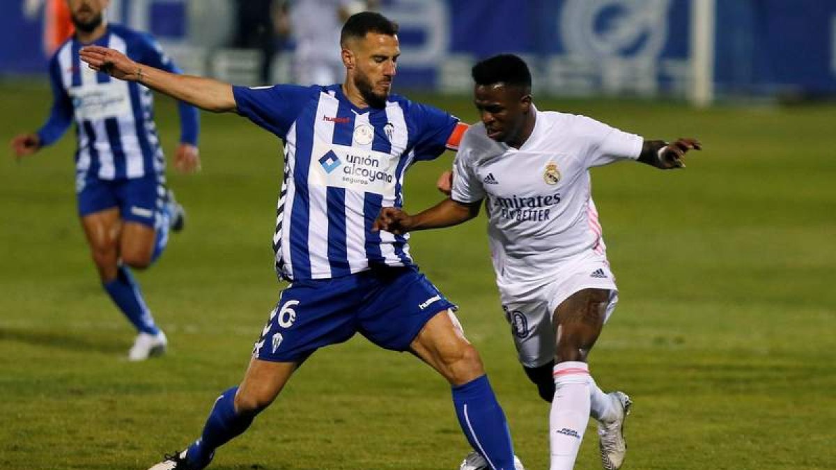 Vinicius intenta superar a un rival en un partido en el que el Madrid mostró una mala imagen. LORENZO