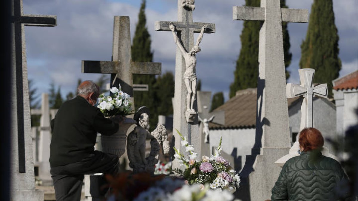 Día de todos los Santos en el cementerio de Puente Castro. FERNANDO OTERO