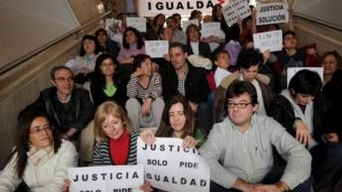 Los funcionarios protagonizaron ayer una sentada pacífica