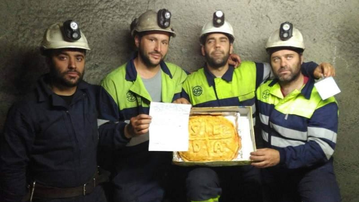 Los mineros encerrados, con los mensajes. DL