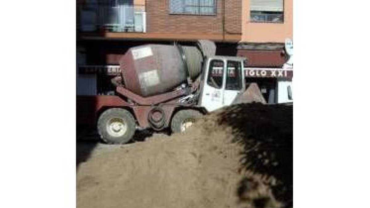 «Por falta de gasóleo», el camión lleva días parado frente al bar
